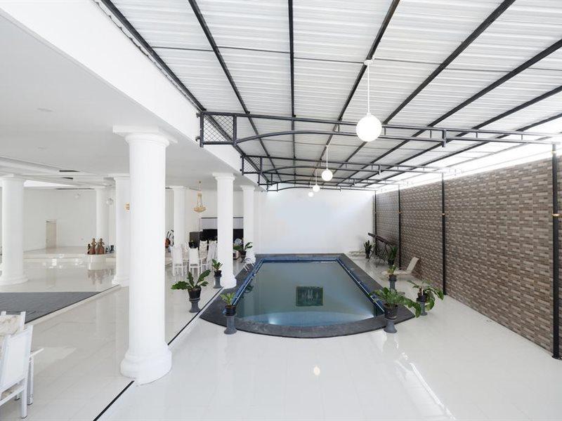 Griya Rw Family Guest House Redpartner Surakarta  Exterior photo