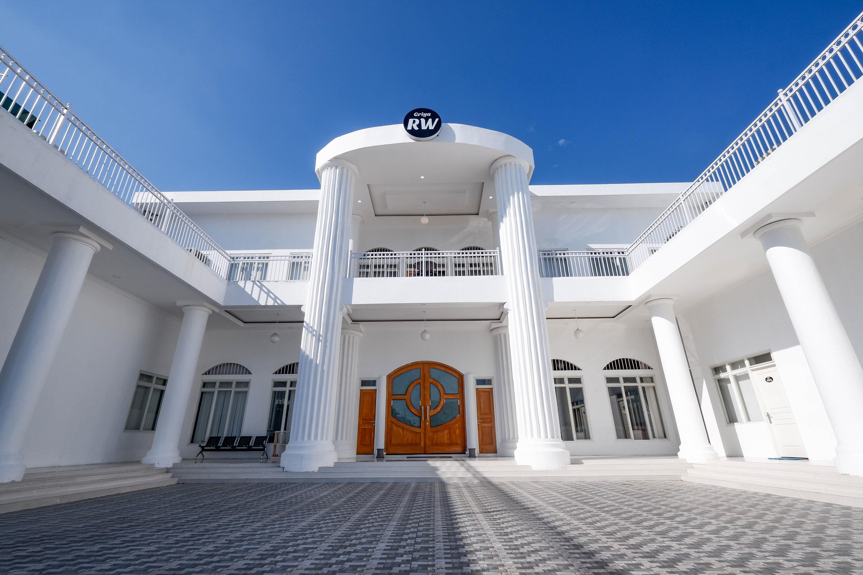 Griya Rw Family Guest House Redpartner Surakarta  Exterior photo