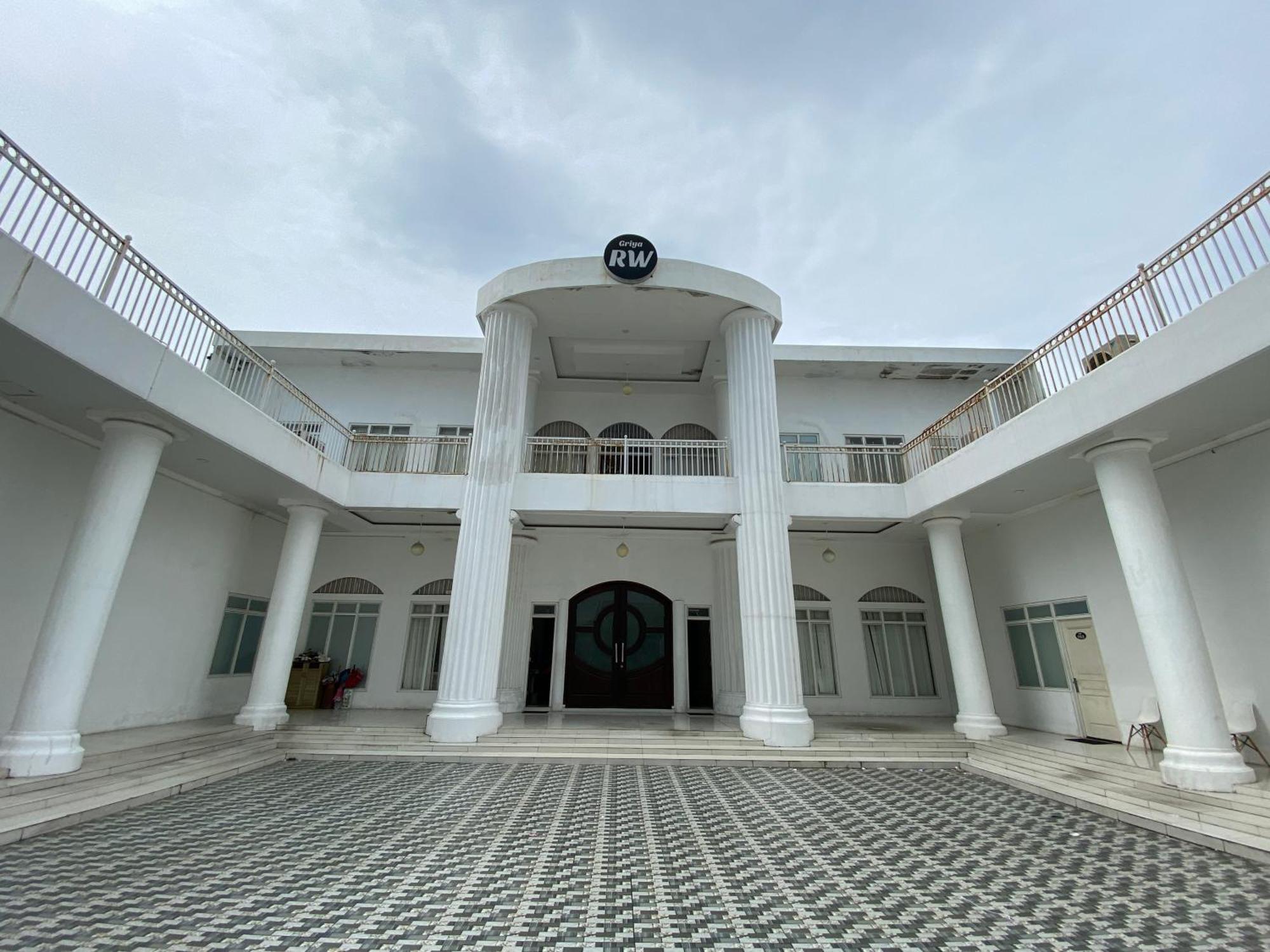 Griya Rw Family Guest House Redpartner Surakarta  Exterior photo