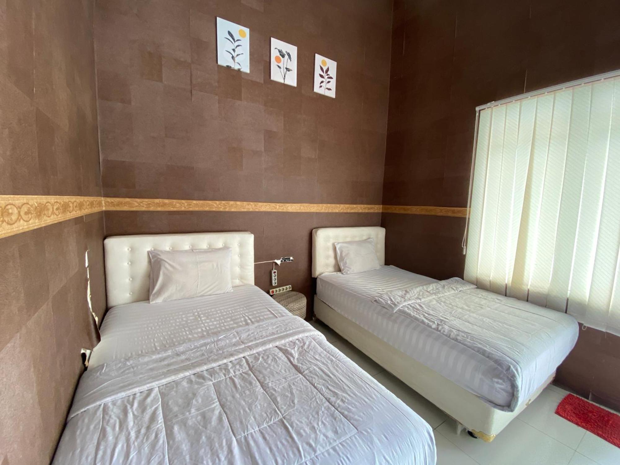 Griya Rw Family Guest House Redpartner Surakarta  Exterior photo