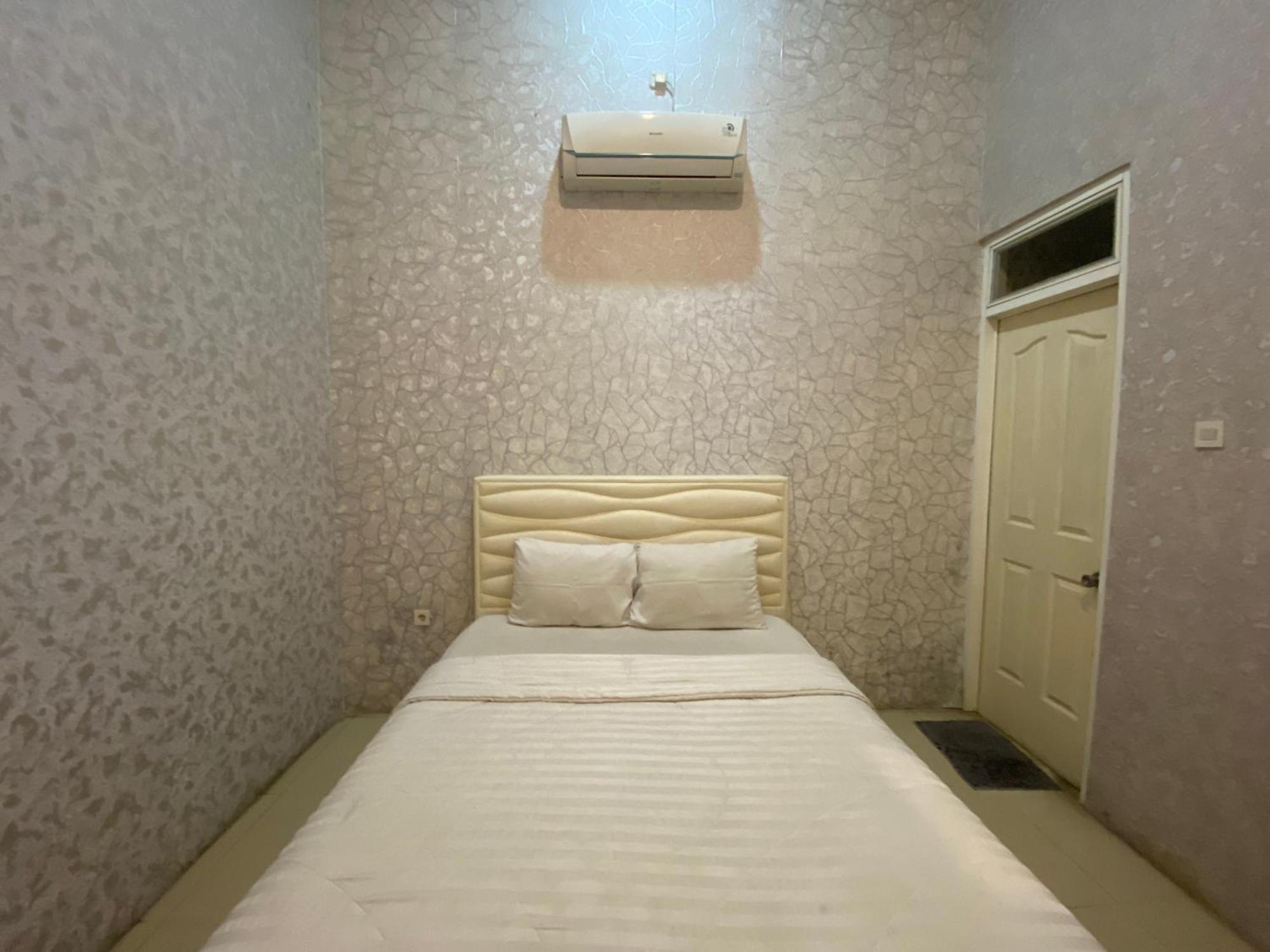 Griya Rw Family Guest House Redpartner Surakarta  Exterior photo